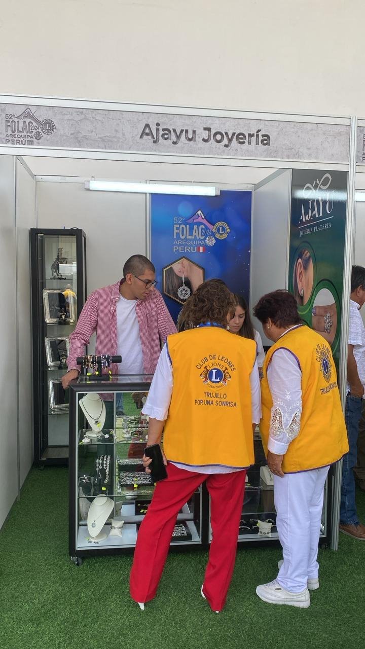 Visitantes conocen el stand de AJAYU en la Convención de Leones