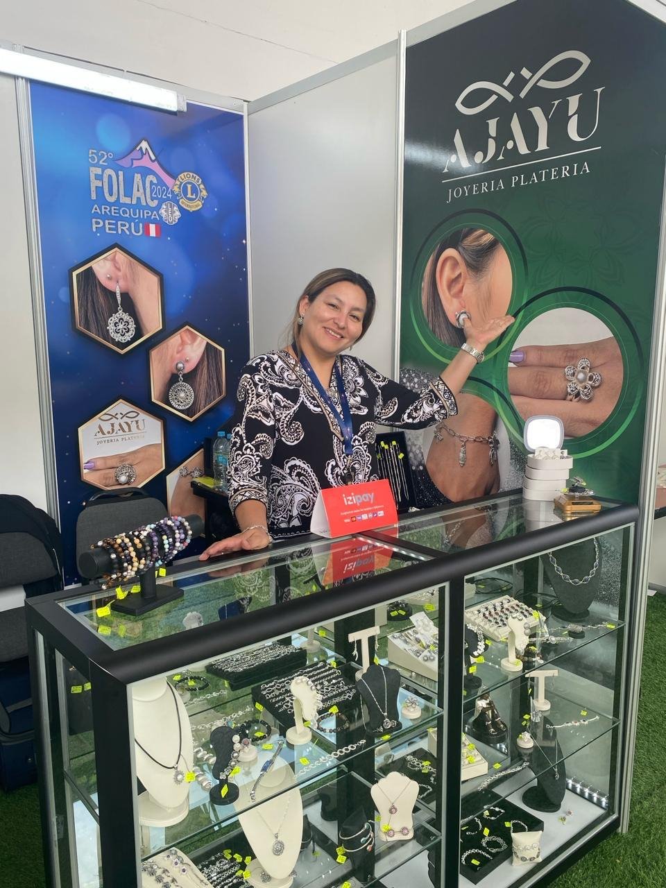 Presentación de las joyas AJAYU en el stand de la Convención de Leones